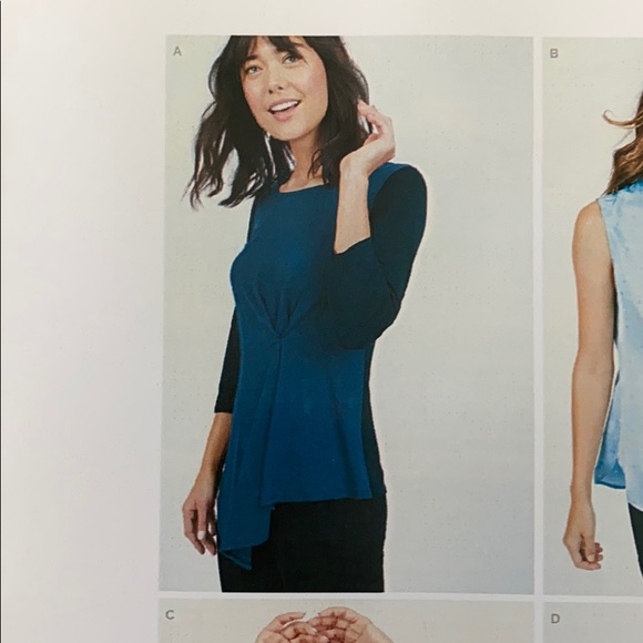 Color block front pleat top - Picture 8 of 8